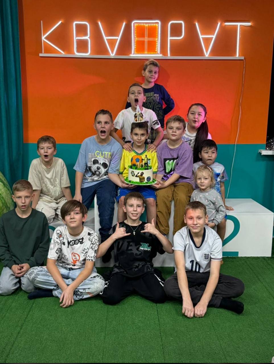 Друзья на дне рождения в КВАДРАТЕ