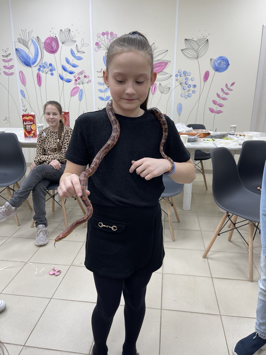 Участница праздника со змеёй